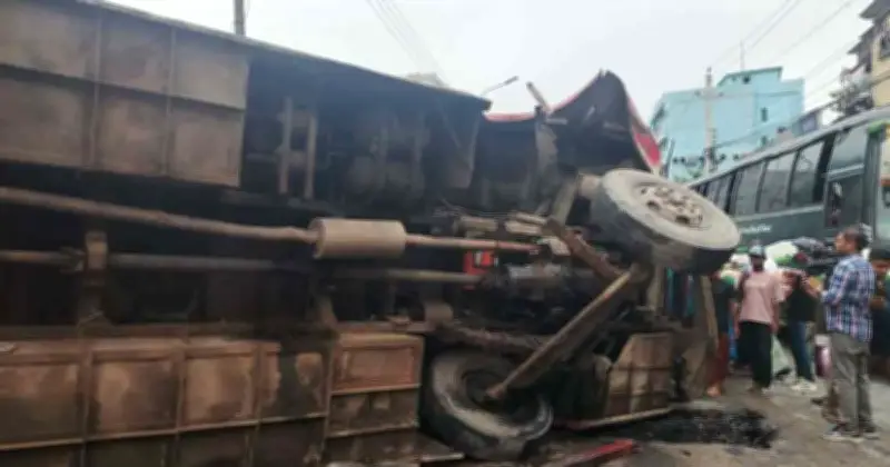 পটুয়াখালীগামী বাসের ধাক্কায় চারজন নিহত, রাজধানীতে ভয়াবহ সড়ক দুর্ঘটনা