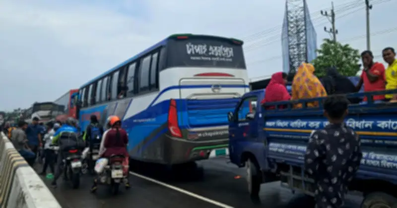 ঈদে উত্তরবঙ্গগামী যাত্রীদের দুর্ভোগ, যমুনা সেতুতে ঘণ্টার পর ঘণ্টা আটক