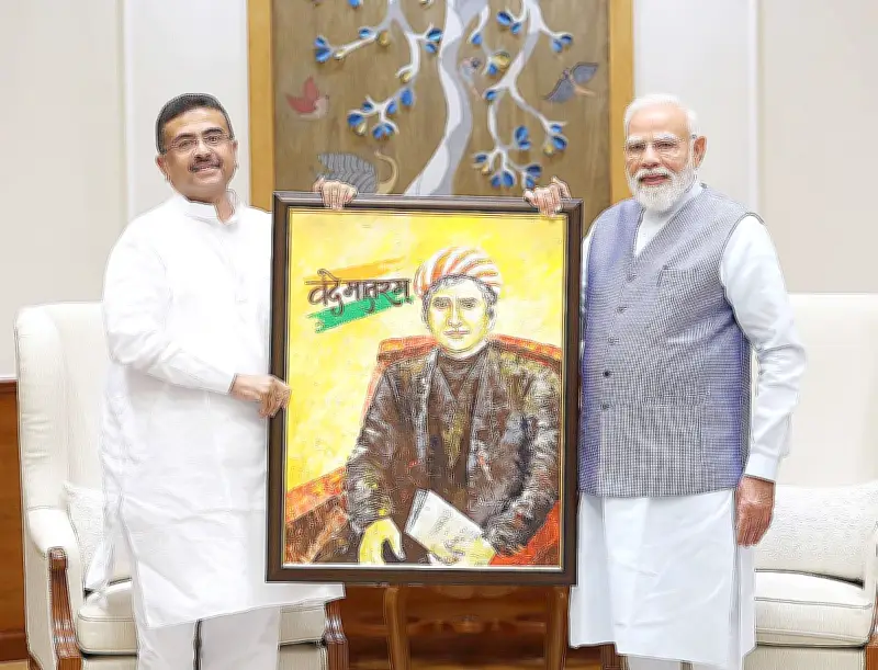 শুভেন্দুর হাতে মোদিকে বঙ্কিমচন্দ্রের ছবি, শুরু হল কৃচ্ছ্রসাধনের পথে হাঁটা