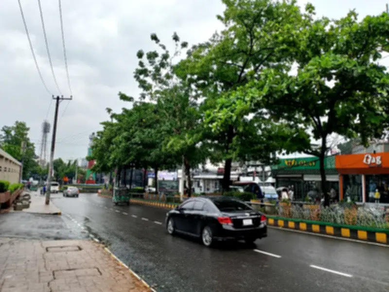 চট্টগ্রামে থেমে থেমে বৃষ্টি, ঈদের আগে ভোগান্তি বেড়েছে