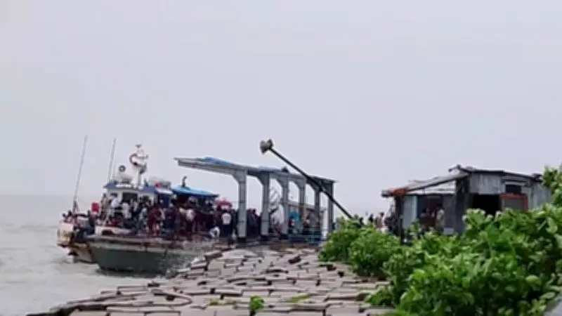 ভোলার মেঘনায় ঝড়ে সি-ট্রাকে আটকা পাঁচ শতাধিক যাত্রী, শেষ পর্যন্ত নিরাপদে তীরে