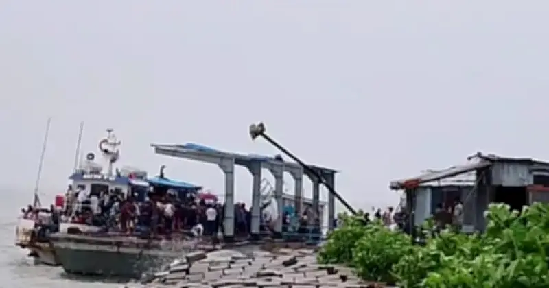 ভোলায় নৌকায় ঝড়ের কবলে পাঁচ শতাধিক যাত্রী, প্রাণে বাঁচলেন সবাই