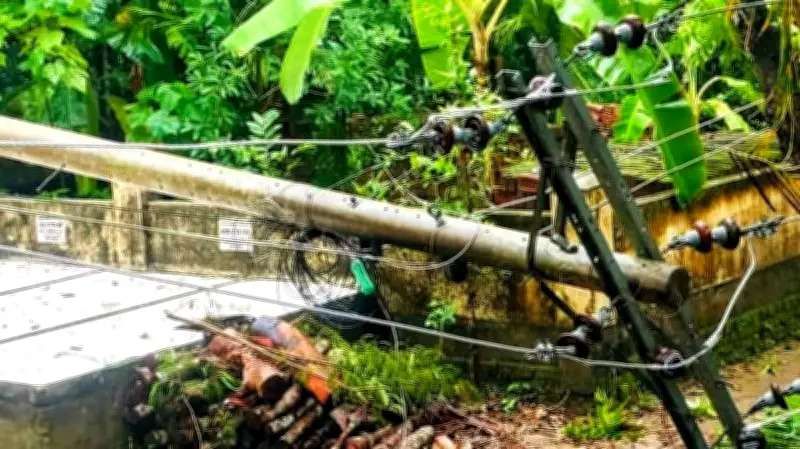 বরিশাল বিভাগে ঝড়ে বিদ্যুৎ বিপর্যয়, ঈদের আগে চরম দুর্ভোগ
