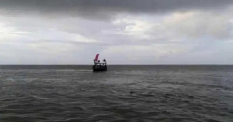 হিজলায় নৌকাডুবি: নিখোঁজ বাবা-ছেলেসহ তিনজনের লাশ উদ্ধার