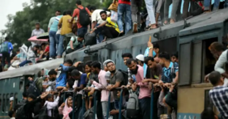 ঈদযাত্রায় ছাদে চড়েই বাড়ি ফেরা, টঙ্গীতে ঝুঁকিপূর্ণ দৃশ্য
