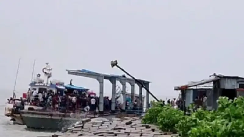 পাঁচ শতাধিক যাত্রী নিয়ে মাঝ নদীতে মহাবিপদ, তীরে ফিরেই সিজদা