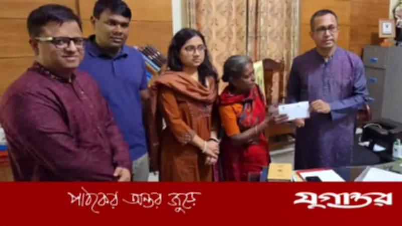 ভাইরাল লাইলা খালার পাশে জেলা প্রশাসন, আর্থিক সহায়তা ও বাড়ি পুনর্নির্মাণের আশ্বাস