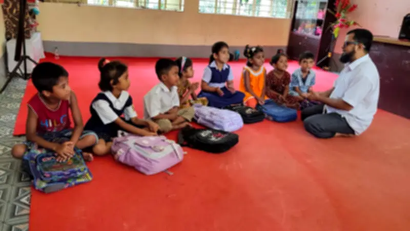 দৃষ্টিহীন শিক্ষক আব্দুল মালেক: জ্ঞানের আলোয় শিশুদের পথ দেখান