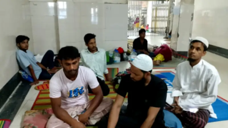 ঈদেও হাসপাতালে রোগীর স্বজনরা, শিশু নিবিড় পরিচর্যা কেন্দ্রের সামনে মাদুর পেতে বসে থাকা