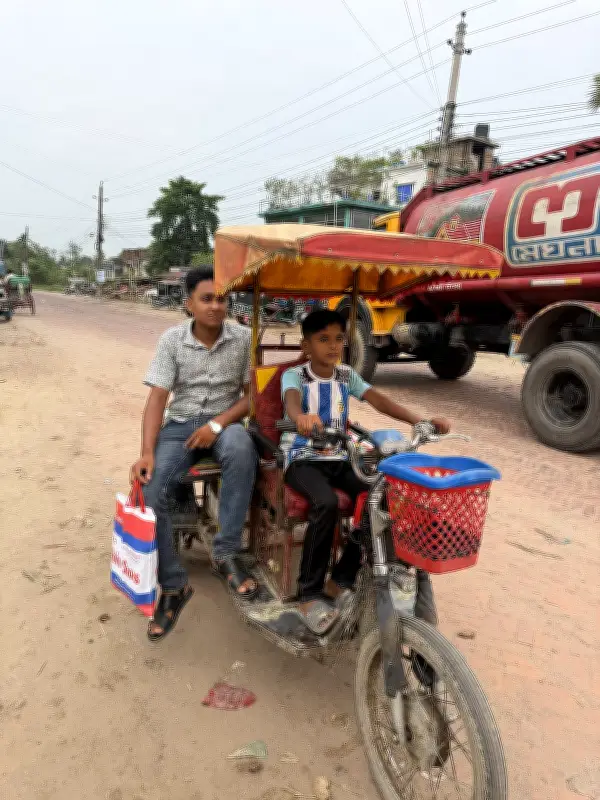 নয় বছর বয়সে ভ্যান চালিয়ে বাবার ওষুধ জোগাড় করছে হযরত আলী