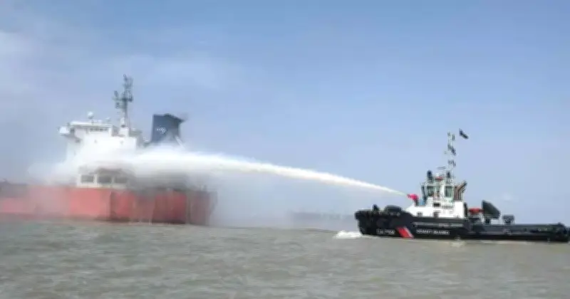 চট্টগ্রাম সমুদ্রবন্দরে তেলবাহী জাহাজে ভয়াবহ অগ্নিকাণ্ড