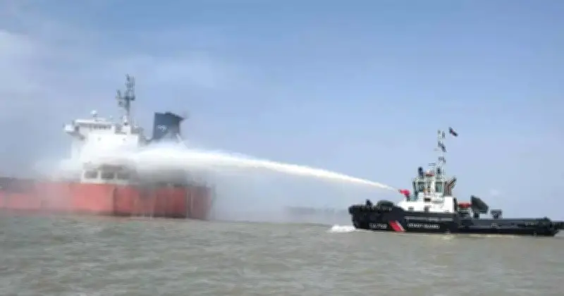 চট্টগ্রাম বন্দরে তেলবাহী জাহাজে অগ্নিকাণ্ড, ক্রুরা উদ্ধার