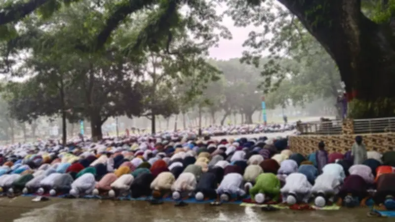 কিশোরগঞ্জের শোলাকিয়ায় বৃষ্টি ভিজে ঈদের নামাজ আদায়
