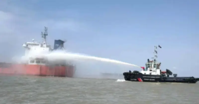 চট্টগ্রাম বন্দরে তেলবাহী জাহাজে আগুন, নাবিকরা উদ্ধার