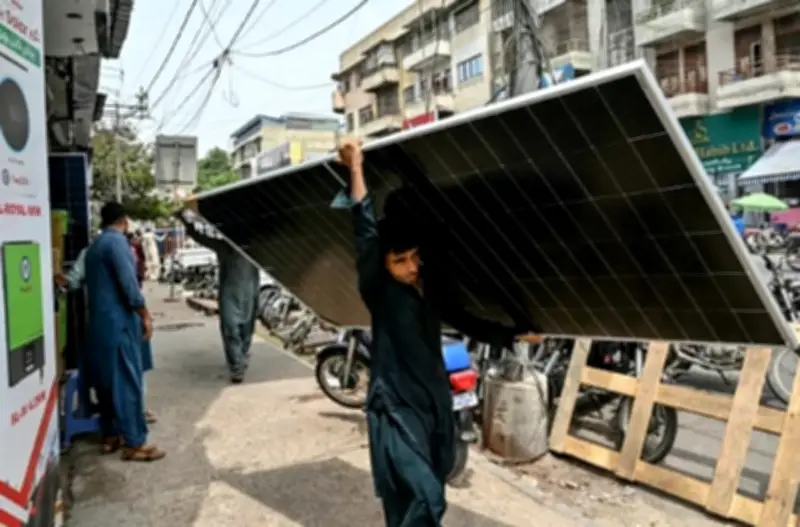 পাকিস্তানে জনগণের হাতেই জ্বালানি বিপ্লব, সরকারি নীতি ব্যর্থ