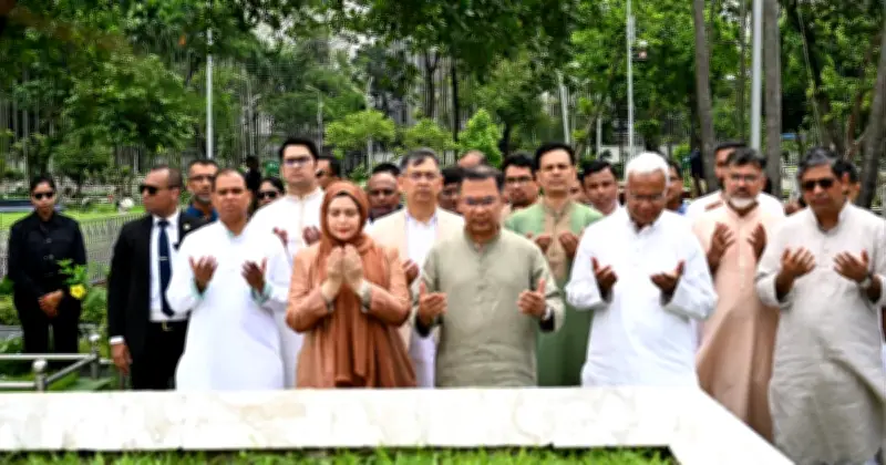 ঈদুল আজহায় বিডিআর বিদ্রোহে নিহত সেনা কর্মকর্তাদের কবর জিয়ারত করলেন প্রধানমন্ত্রী তারেক রহমান