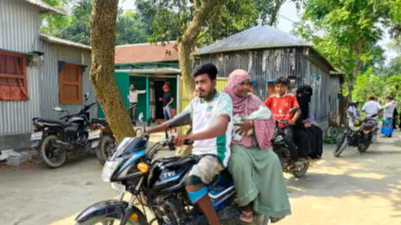 সিরাজগঞ্জের চরে নৌকা ও মোটরসাইকেলে প্রসব, ঝুঁকিতে মা-শিশু