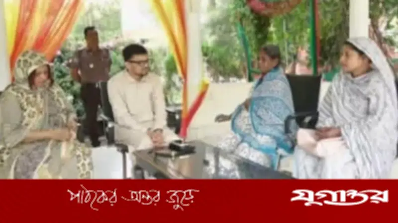 ভাইরাল শিল্পী লাইলী আক্তারের সঙ্গে ঈদের শুভেচ্ছা বিনিময় করলেন এসপি