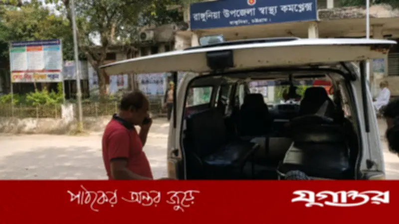 ঈদের আনন্দ ছাপিয়ে জীবন বাঁচাতে অ্যাম্বুলেন্স চালকদের দায়িত্ববোধ