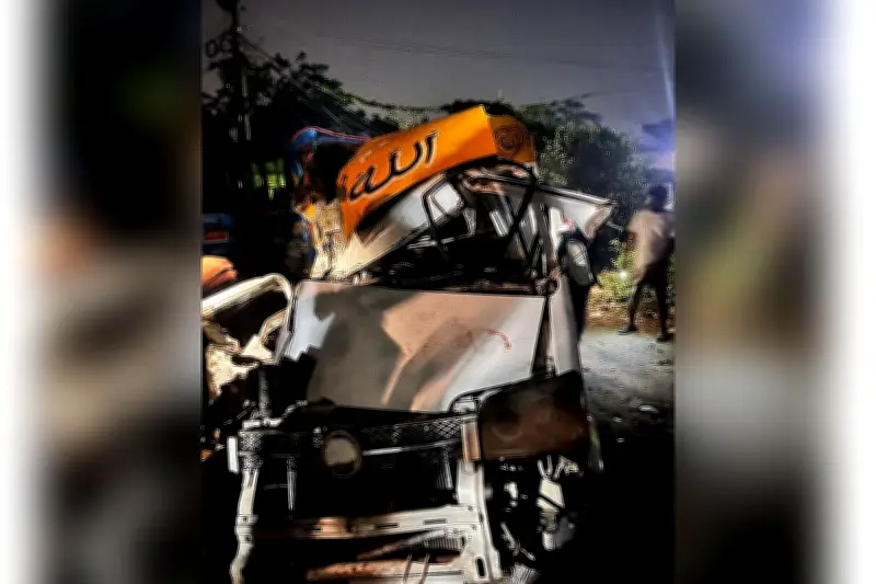 ঈদের দিন চট্টগ্রামে বাস-লেগুনা সংঘর্ষে নিহত ৩