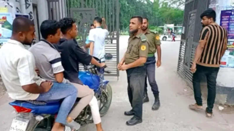 ঈদের ছুটিতে ফাঁকা ক্যাম্পাসে নিরাপত্তা দিচ্ছে আনসার সদস্যরা