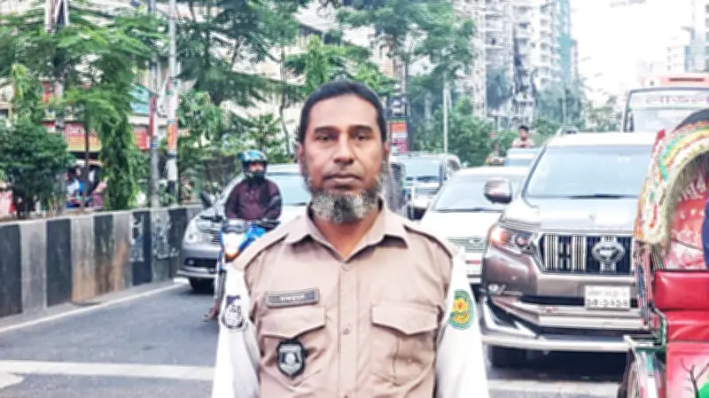 ঈদের দিনেও দায়িত্বে ট্রাফিক পুলিশ ও চিকিৎসক: ত্যাগের গল্প