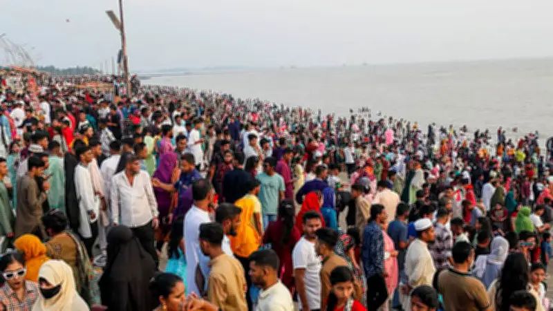ঈদের ছুটিতে চট্টগ্রামের পতেঙ্গা সৈকতে পর্যটকদের ভিড়