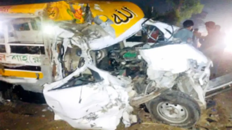 চট্টগ্রামে বাস-লেগুনা সংঘর্ষে নিহত ৩, সারাদেশে সড়ক দুর্ঘটনায় ১৯ জনের মৃত্যু