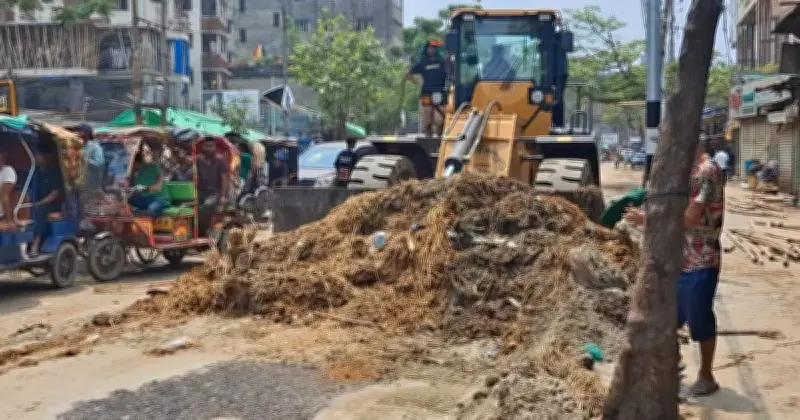 ঈদের পর রাজধানীর পশুর হাটে বর্জ্য অপসারণে পুরোদমে কাজ শুরু ডিএসসিসির