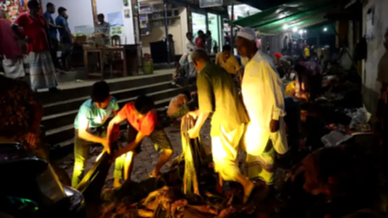 ঈদের রাতে বালিকান্দি চামড়াবাজার: ঐতিহ্য আর সংকটের মেলবন্ধন