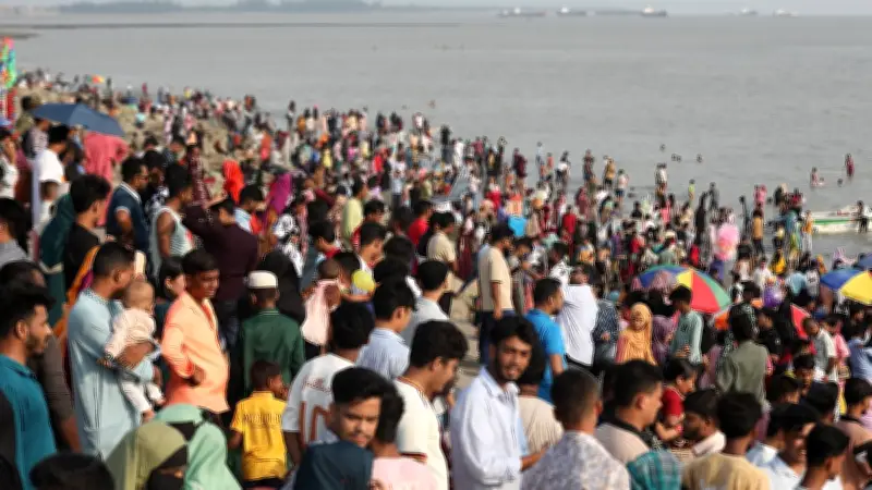 ঈদের ছুটিতে পতেঙ্গা সৈকতে পর্যটকের ঢল, উৎসবমুখর পরিবেশ