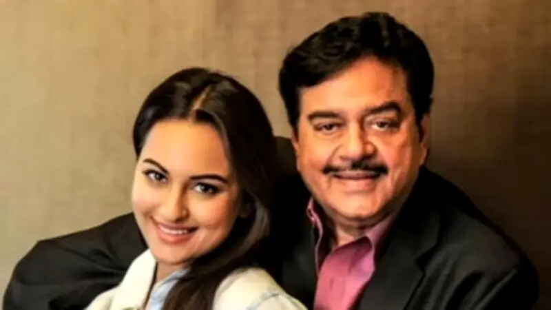 বাবার রাজনীতি নিয়ে মুখ খুললেন সোনাক্ষী সিনহা