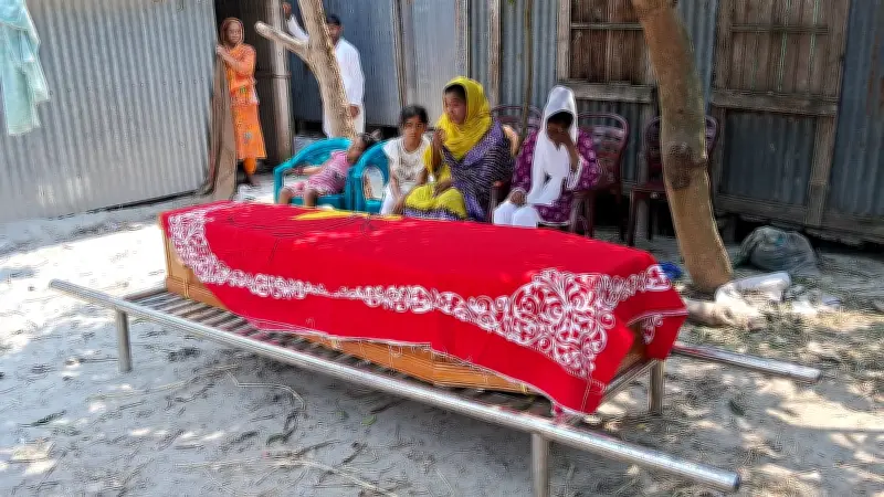 ইরাকে নিহত শ্রাবণের লাশ দাফন, স্ত্রীর আবেদন সরকারি সহায়তার