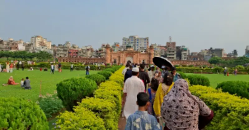 ঈদুল আজহায় লালবাগ কেল্লায় দর্শনার্থীদের মিলনমেলা