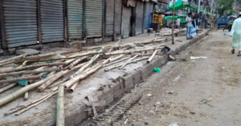 ধোলাইখাল হাটের বাঁশ-খুঁটি সরছে না, দুর্ভোগে পথচারীরা