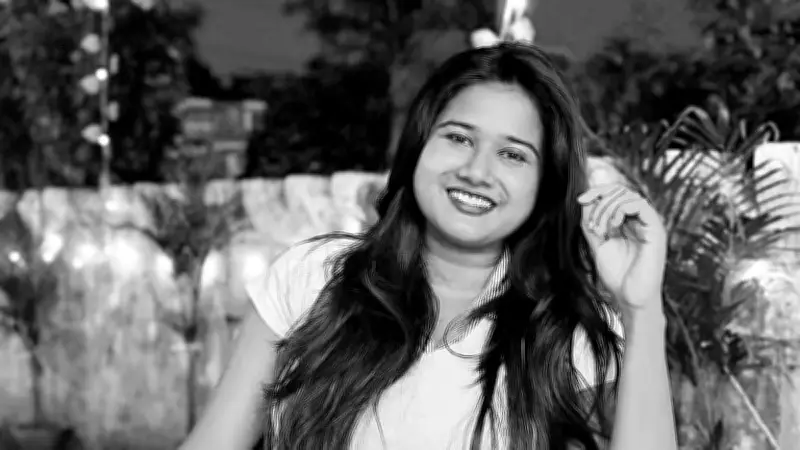 সোশ্যাল মিডিয়া ইনফ্লুয়েন্সার সায়নী চক্রবর্তীর আত্মহত্যা, শোকে অনুসারীরা