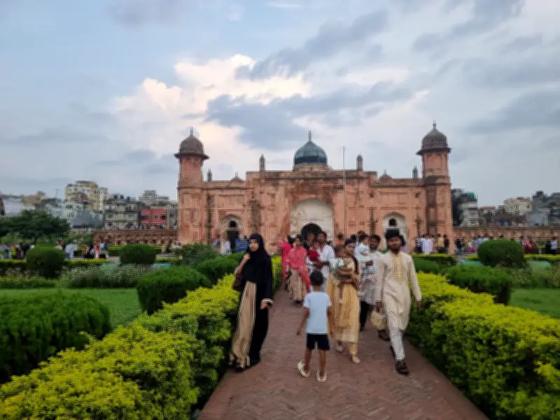 ঈদের দ্বিতীয় দিনে লালবাগ কেল্লায় দর্শনার্থীদের ভিড়