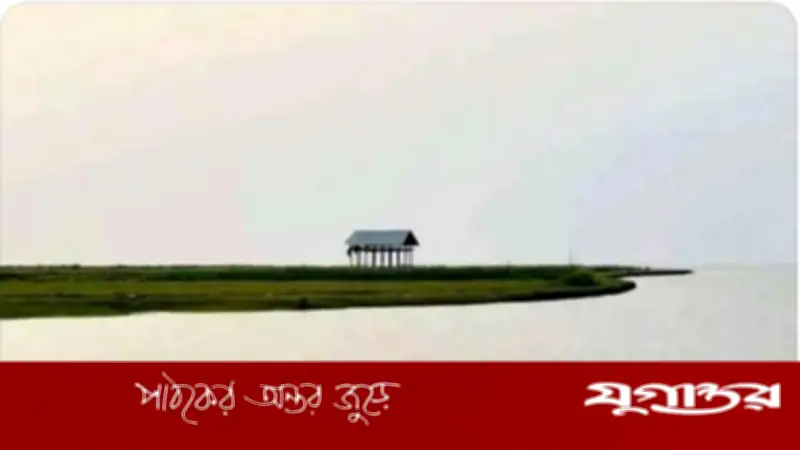 রামগতির চরে ঝড়ে আটকা দুই শতাধিক পর্যটক, উদ্ধারে পুলিশ