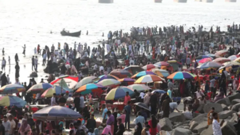 কক্সবাজার সৈকতে পর্যটকদের ভিড়: ছবির গল্প