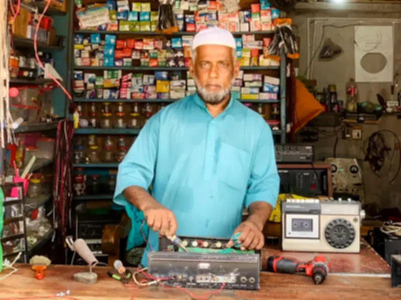 নিজের চেষ্টায় দক্ষ কারিগর ফারুক পিটার