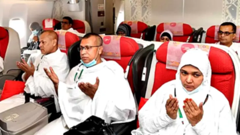 ৪১৯ হজযাত্রী নিয়ে দেশে ফিরল প্রথম ফ্লাইট