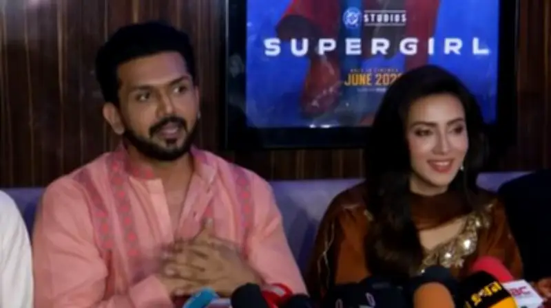 মায়ের শাড়ি থেকে তৈরি পাঞ্জাবি পরে ‘মালিক’ প্রচারে আরিফিন শুভ