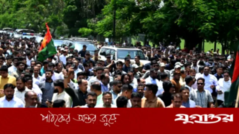 জিয়া উদ্যানে বিএনপি নেতাকর্মীদের ঢল, তারেক রহমানের শ্রদ্ধা