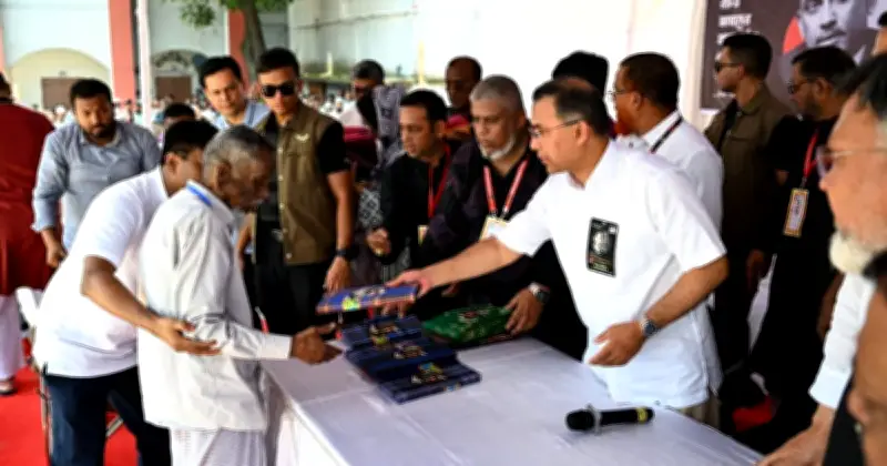 জিয়াউর রহমানের শাহাদাৎবার্ষিকীতে তারেক রহমানের বস্ত্র বিতরণ