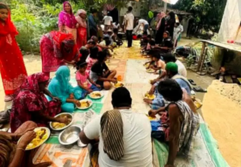 ছিন্নমূল মানুষের জন্য স্বেচ্ছাসেবীদের খাবার আয়োজন