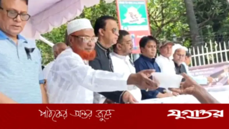 জিয়াউর রহমানের শাহাদাতবার্ষিকীতে হাইকোর্টের সামনে খাবার বিতরণ