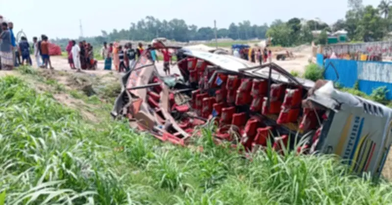 কালিহাতীতে যাত্রীবাহী বাস খাদে, আহত ১৭
