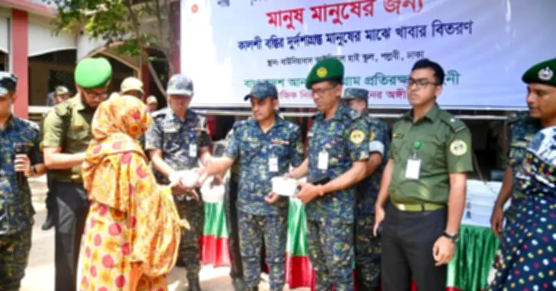 কালশী বস্তিতে আগুনে ক্ষতিগ্রস্তদের পাশে আনসার বাহিনী