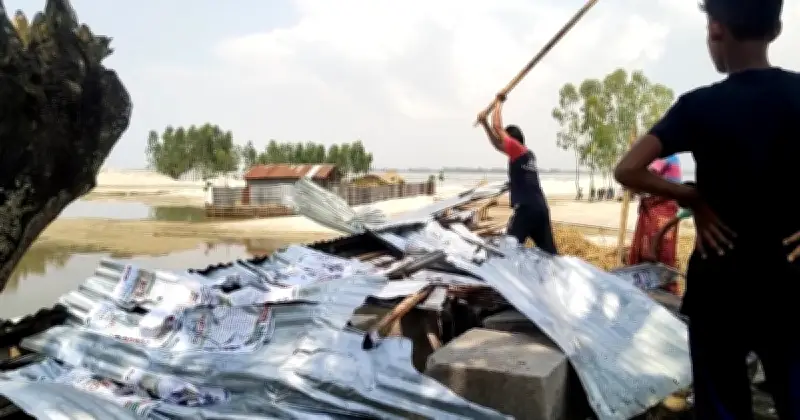 চিলমারীতে অবৈধ বালু উত্তোলনের প্রতিবাদে মানববন্ধন ও টোল ঘর ভাঙচুর