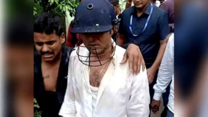 হামলা থেকে বাঁচতে হেলমেট পরলেন অভিষেক, তীব্র রাজনৈতিক প্রতিক্রিয়া